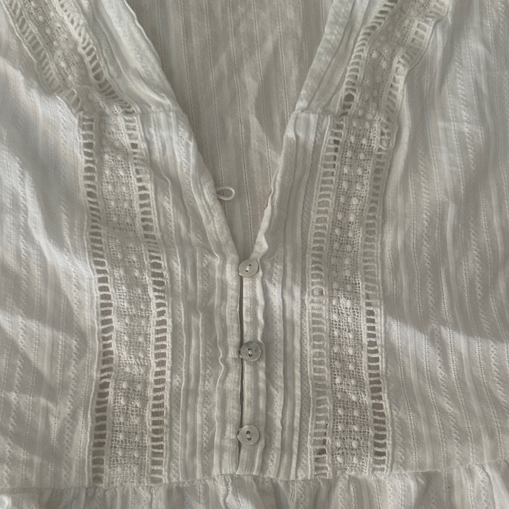 Chic White Ruffled Blouse - Picture 2 of 3